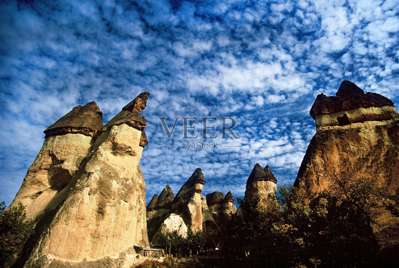 火鸡卡帕多西亚，奈瑟希尔，厄加普——在火山凝灰岩中被侵蚀而形成的壮观的烟囱景观。Pasabaglari照片摄影图片