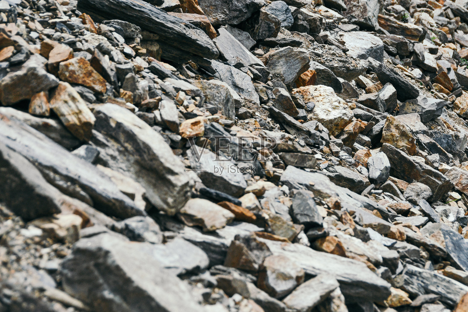 为建筑倾倒的石头。有巨石的采石场。山上的冰碛，是游客的障碍。照片摄影图片