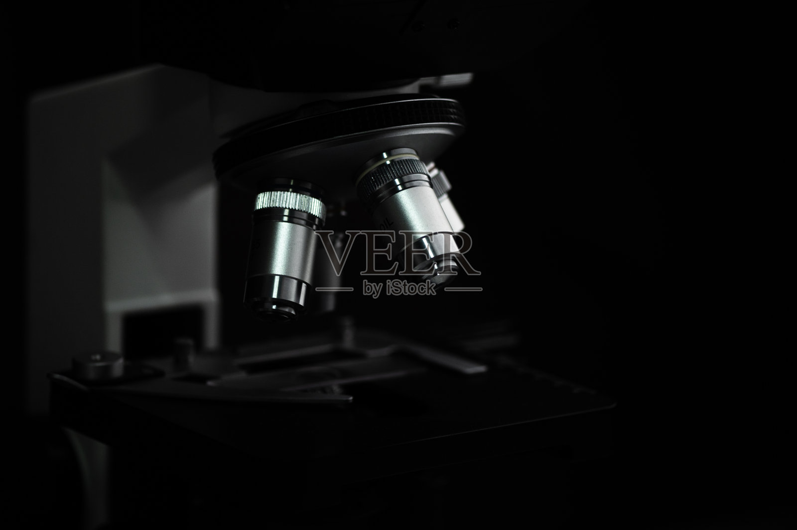 专注于实验用的金属透镜显微镜，临床实验室的教学演示。医学研究的概念。模糊的背景照片摄影图片