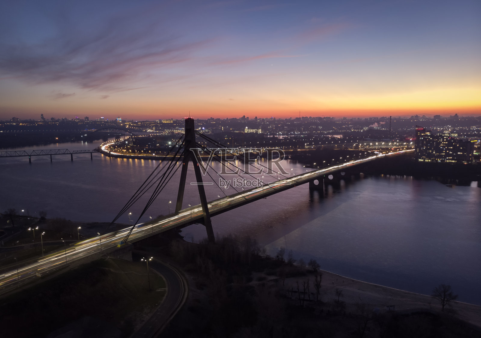 大桥夜景鸟瞰图照片摄影图片