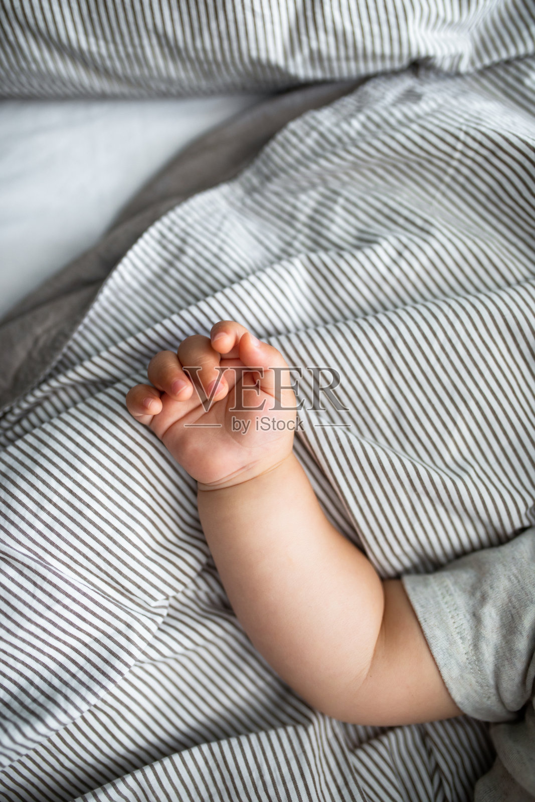 可爱的小男孩的可爱的手睡觉，一个近距离照片摄影图片