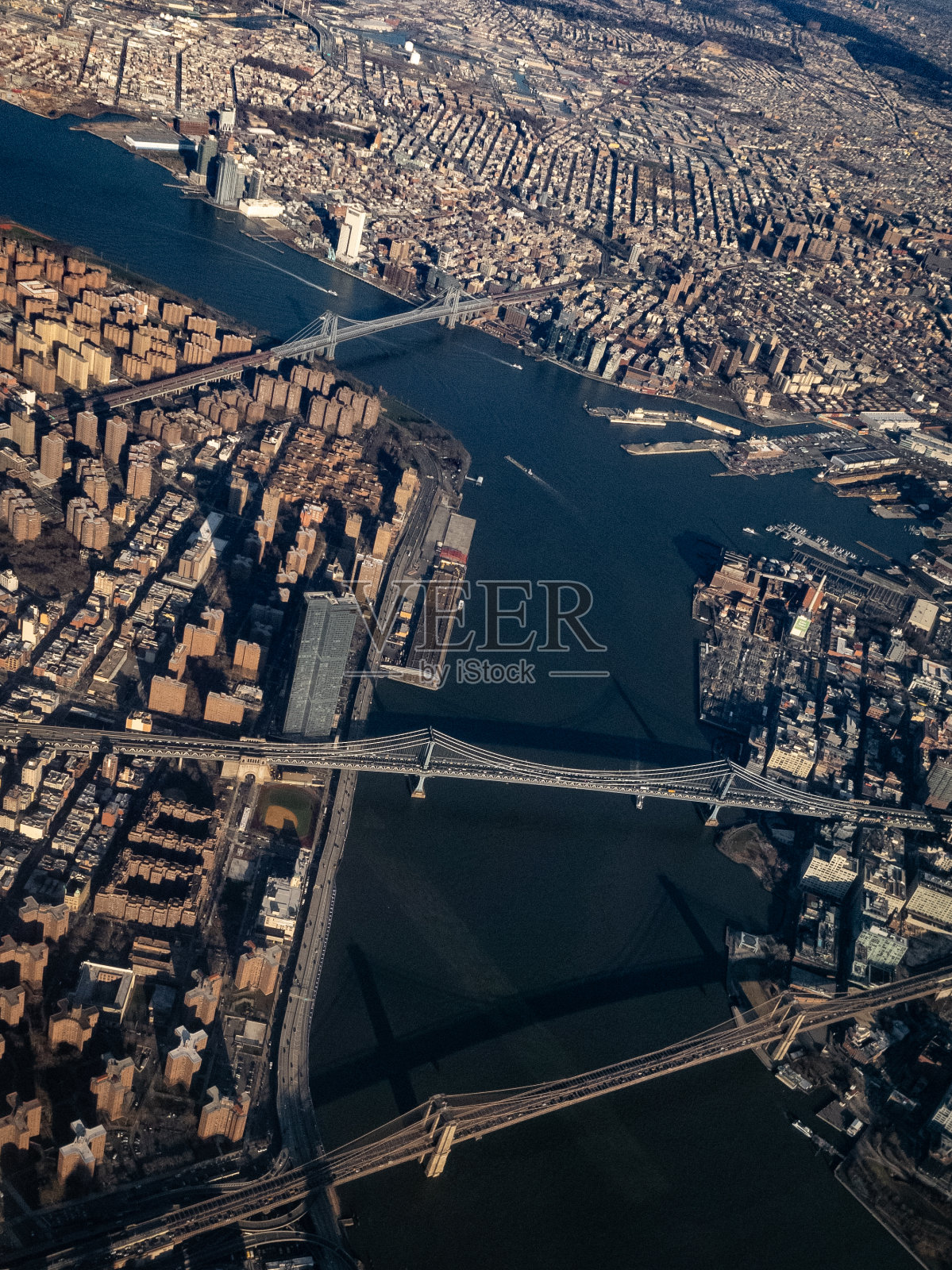 纽约市桥梁鸟瞰图:威廉斯堡桥，曼哈顿桥和布鲁克林桥照片摄影图片