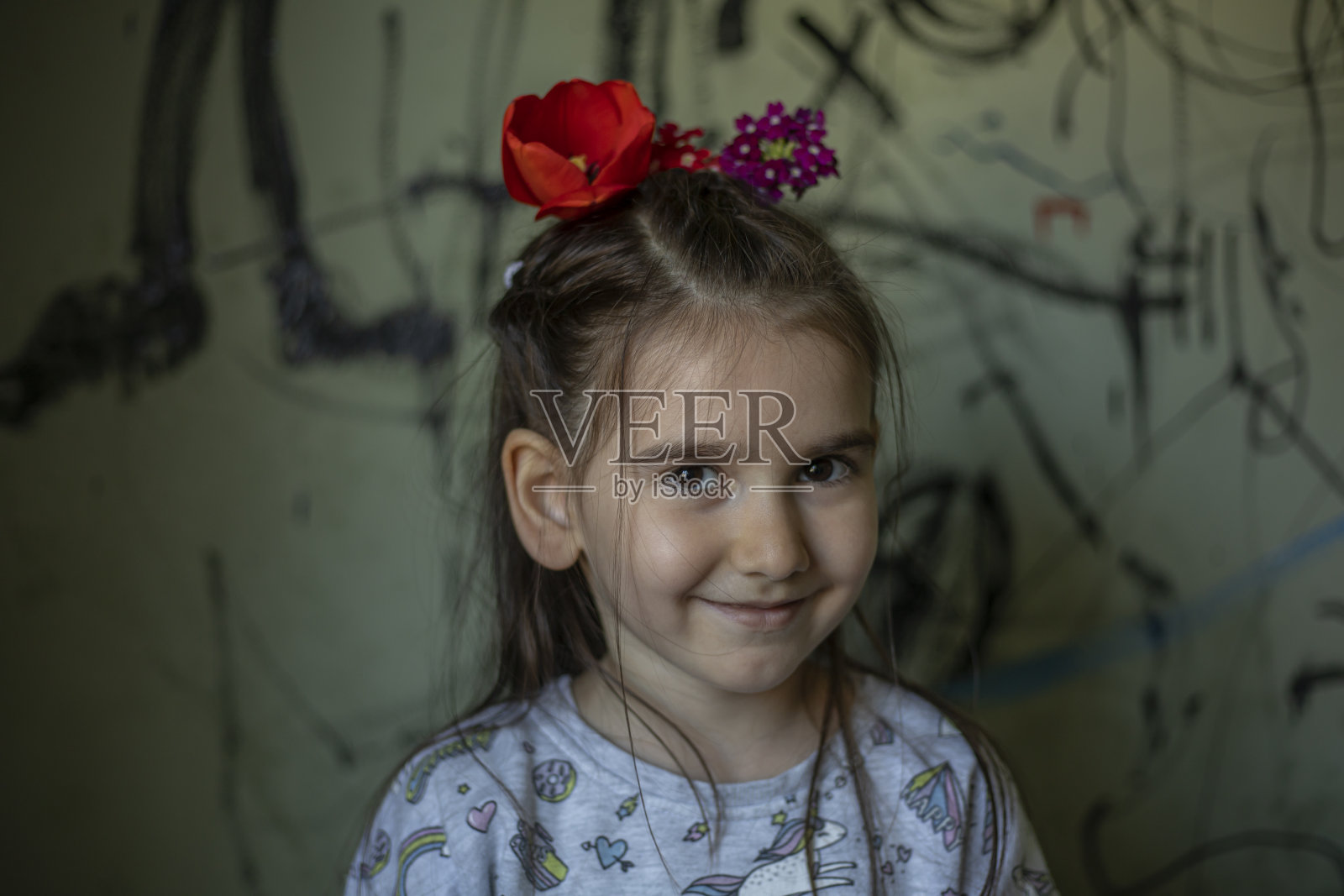 一个头上戴着花的可爱小女孩的肖像照片摄影图片