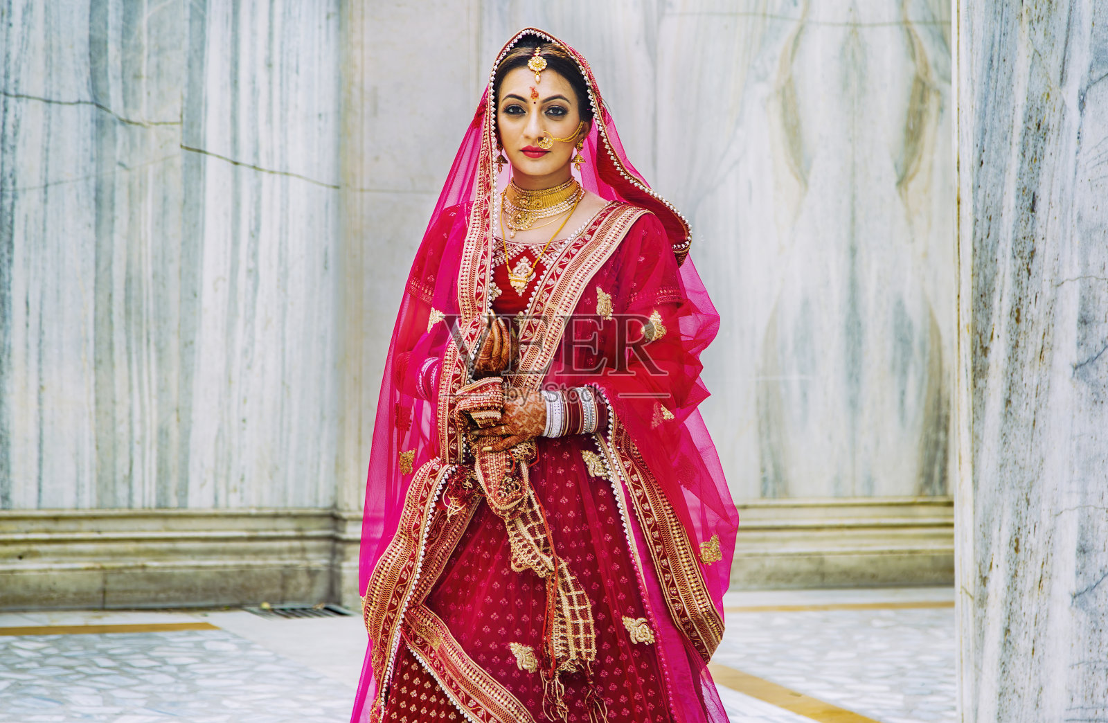 一个穿着传统印度服装的女人的肖像照片摄影图片