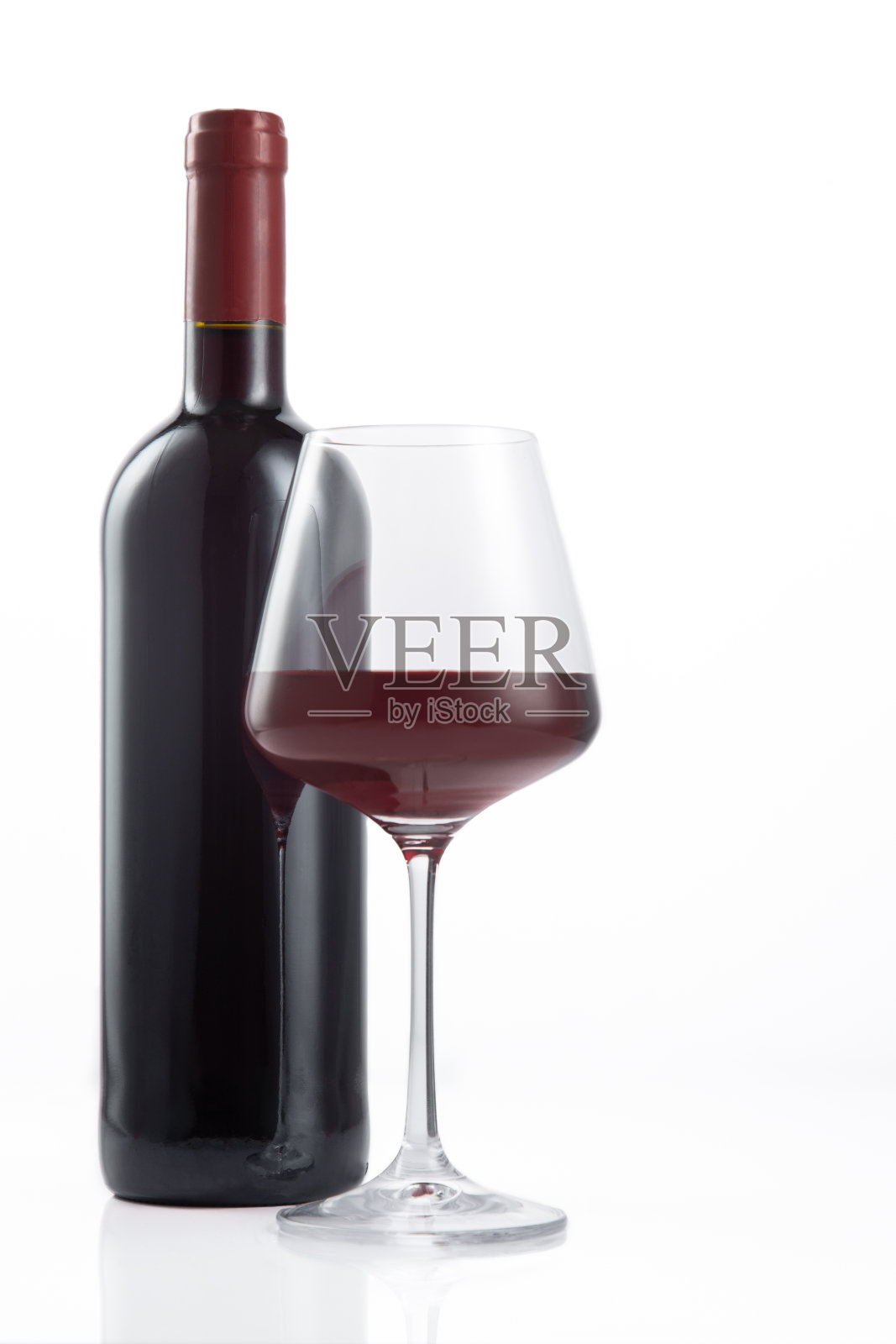 一瓶和一杯西班牙红酒配上白色背景照片摄影图片