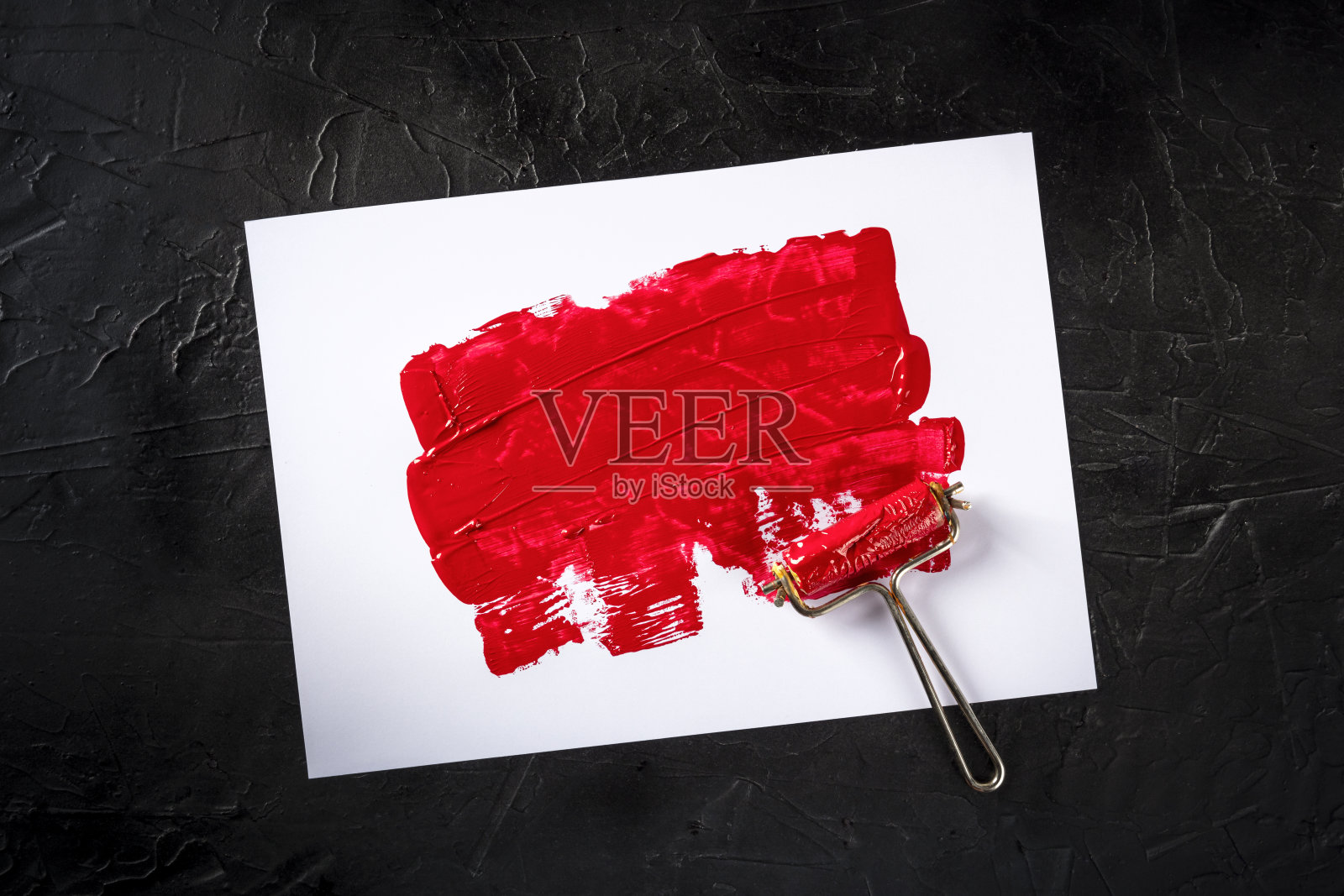 红色油漆的背景与一个滚筒，一个抽象的纹理与文字的地方照片摄影图片