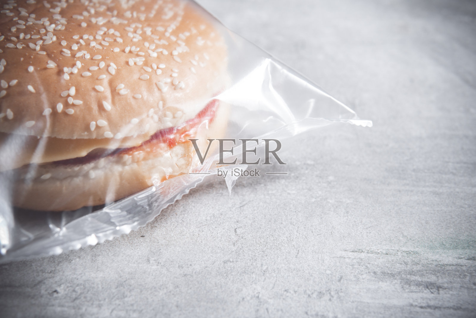 汉堡包放在一个透明的塑料盒子或尼龙袋子里带走照片摄影图片