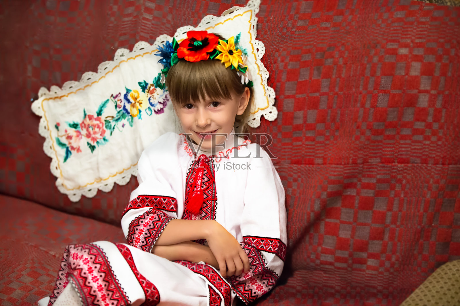 斯拉夫的孩子。穿着斯拉夫民族服装的女孩。乌克兰女孩。照片摄影图片
