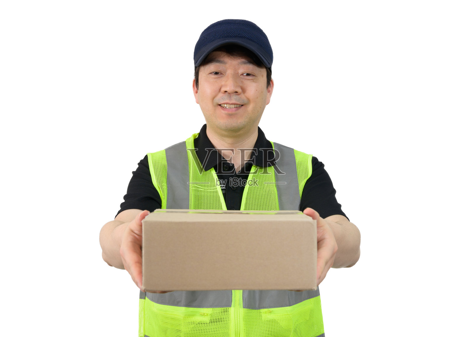 微笑的快递员拿着一个大包裹孤立在白色的背景。照片摄影图片