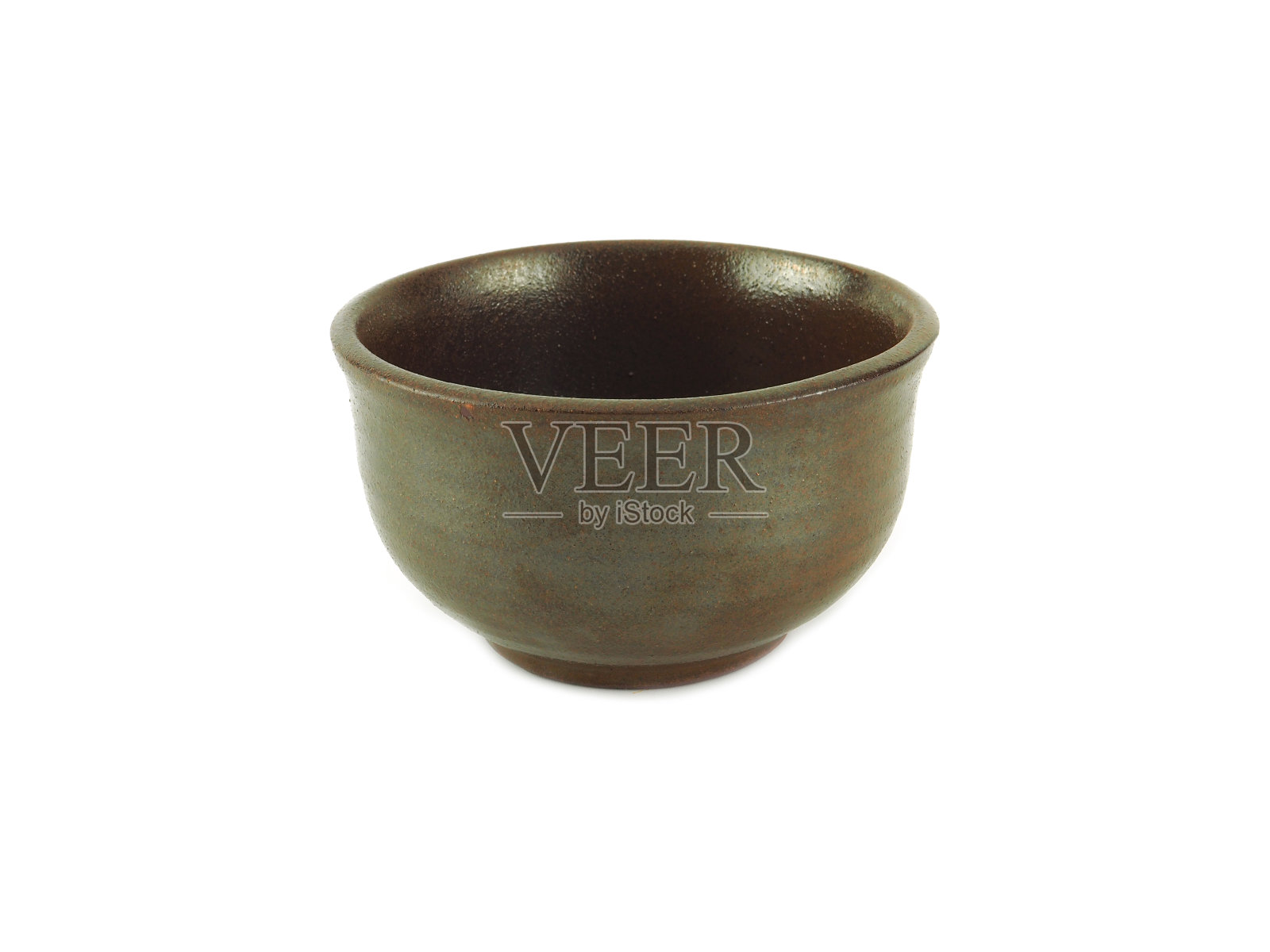 空的棕色陶瓷碗孤立在白色的背景。照片摄影图片