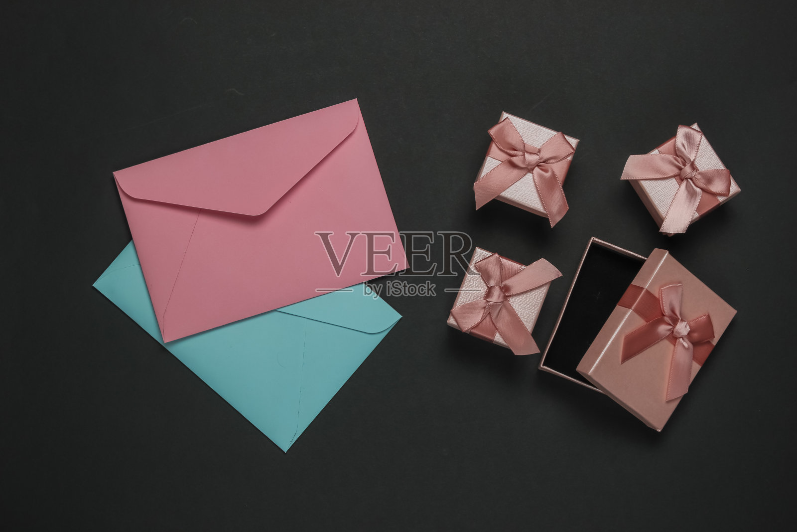 黑色背景的信封，礼品盒。圣诞节，情人节，婚礼或生日。俯视图照片摄影图片
