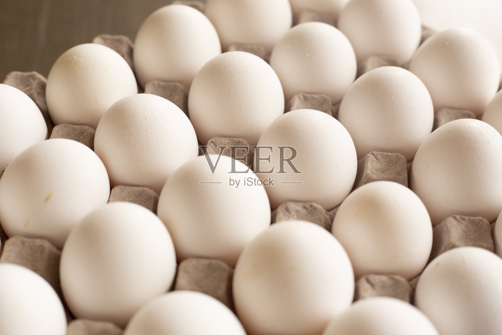 厨房桌上的新鲜有机白鸡蛋——鸡蛋纸盒照片摄影图片