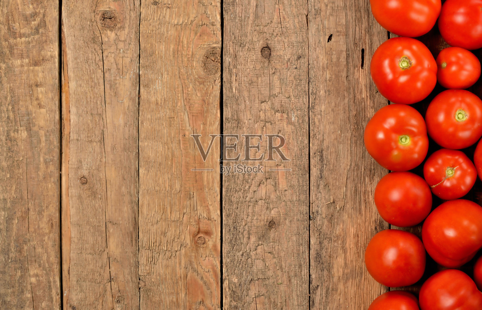 木质背景上的新鲜番茄。带有copyspace的俯视图。照片摄影图片