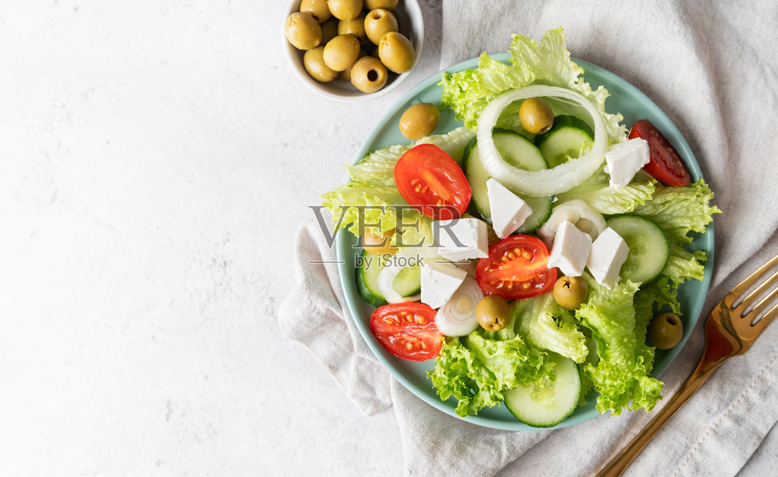 希腊沙拉与羊乳酪，新鲜蔬菜和橄榄在白色乡村背景顶视图与拷贝空间照片摄影图片