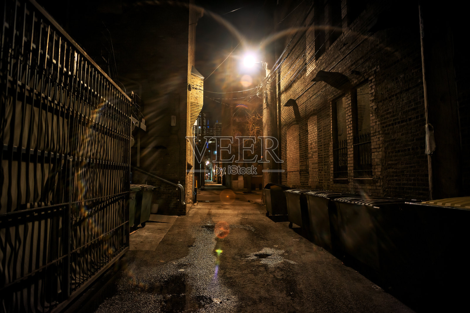 夜晚黑暗而诡异的城市小巷照片摄影图片