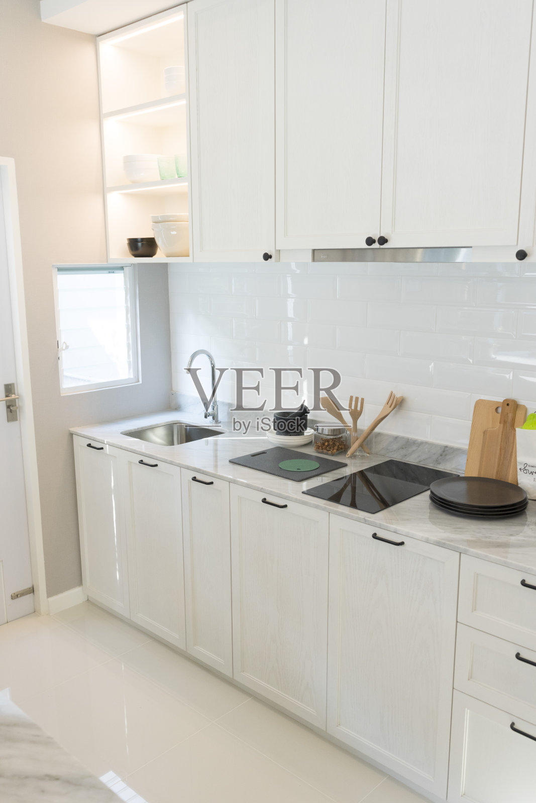 现代室内设计在白色当代厨房阁楼风格。照片摄影图片