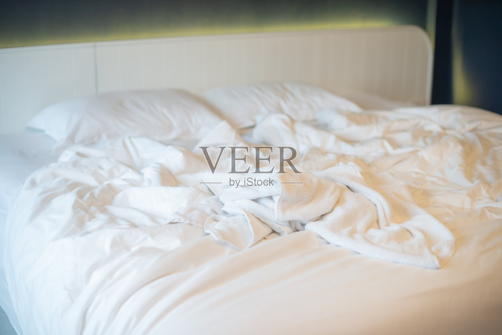 床垫、毛毯和枕头放在酒店房间的豪华床上，睡个安稳觉。照片摄影图片