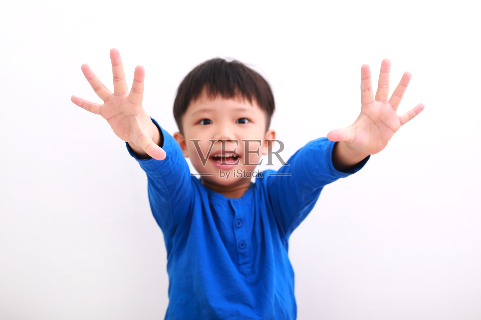 亚洲小男孩在白色背景上展示他的手掌照片摄影图片