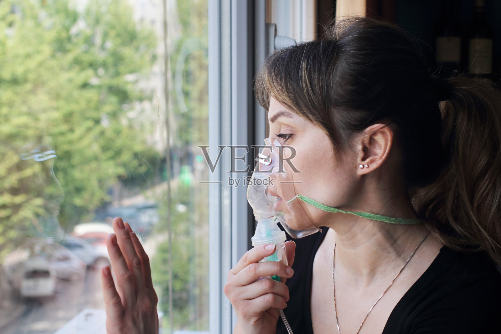 在家里戴着氧气面罩的女人照片摄影图片