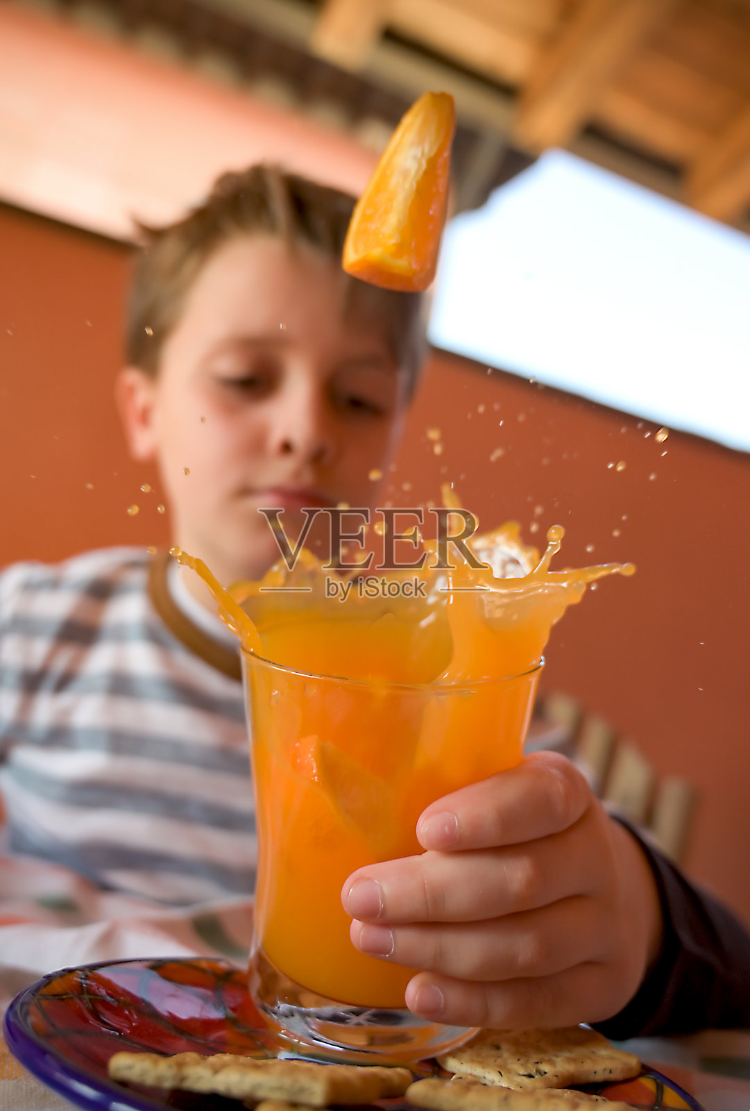 吃早餐的孩子喝橙汁照片摄影图片