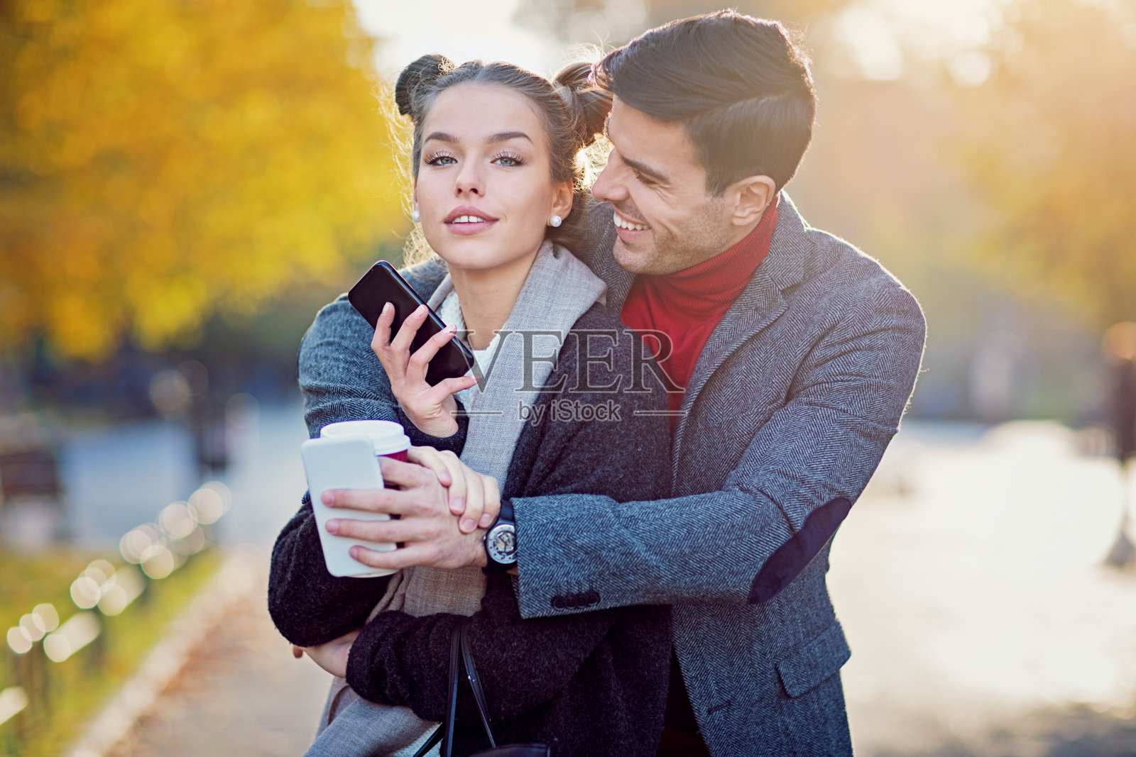 一对幸福的情侣在城市公园里拥抱照片摄影图片