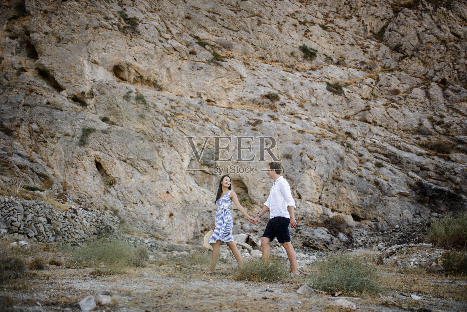 一对年轻夫妇在山里散步照片摄影图片