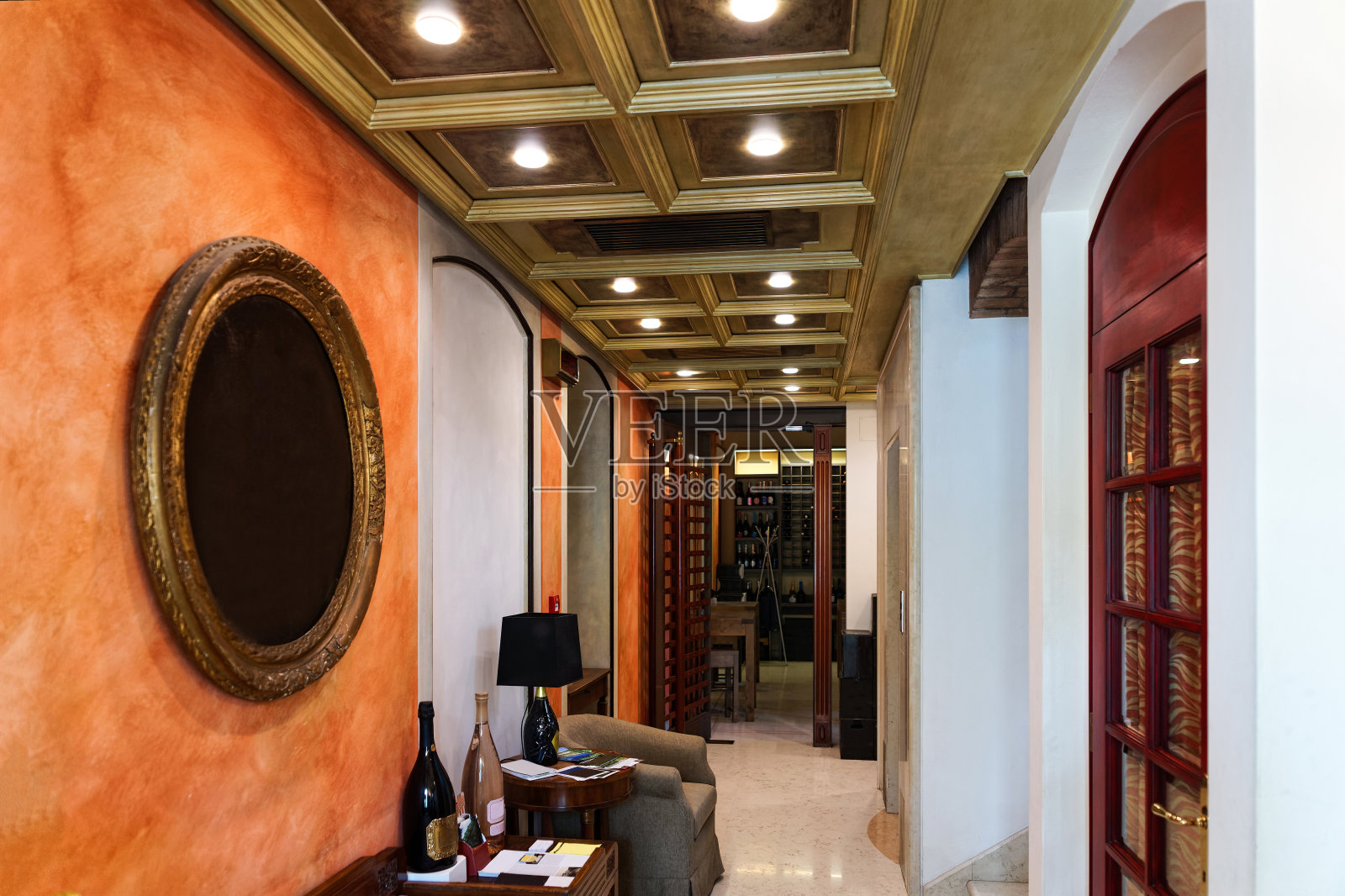 背景是复古葡萄酒餐厅的走廊内部照片摄影图片