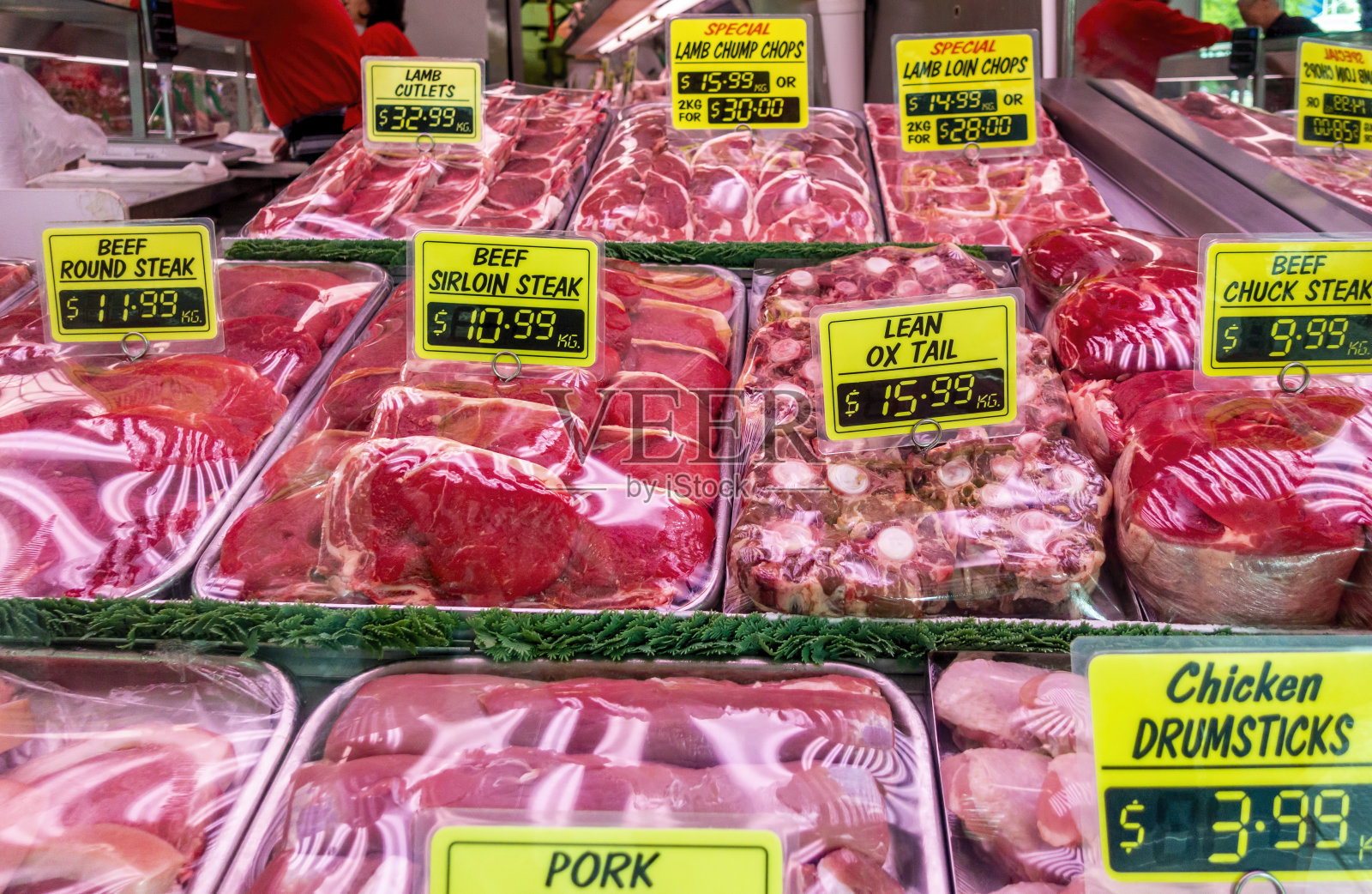 现切现卖的羊肉、牛肉、鸡肉和猪肉照片摄影图片