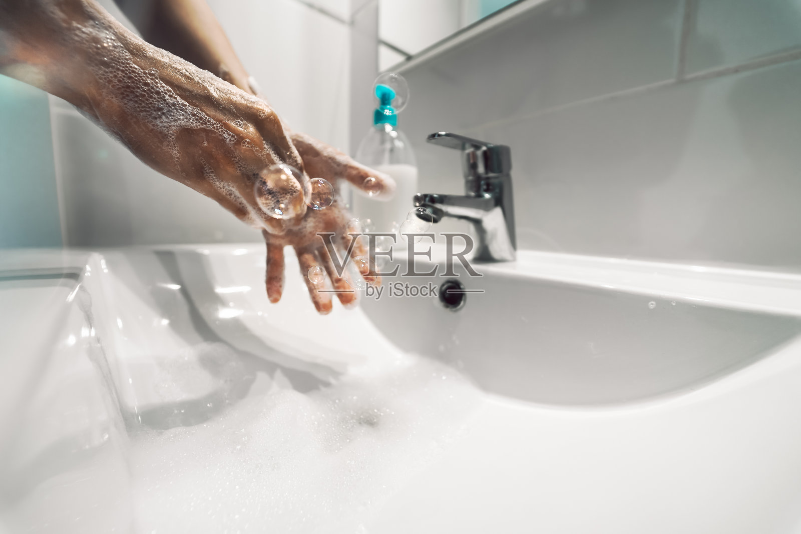 女性用洗手液预防和阻止冠状病毒传播——卫生保健人士的理念照片摄影图片
