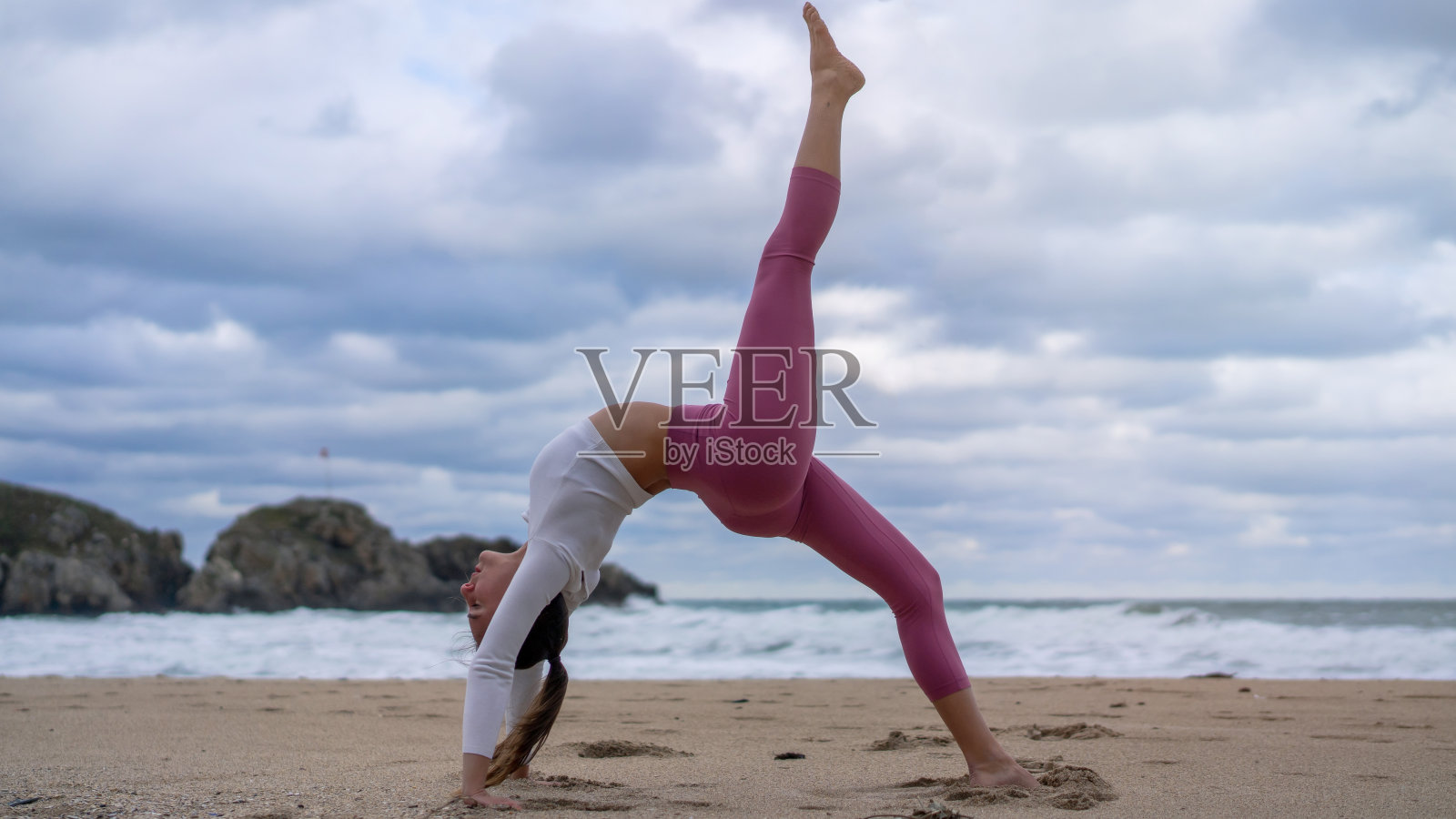 女孩在海边练瑜伽照片摄影图片
