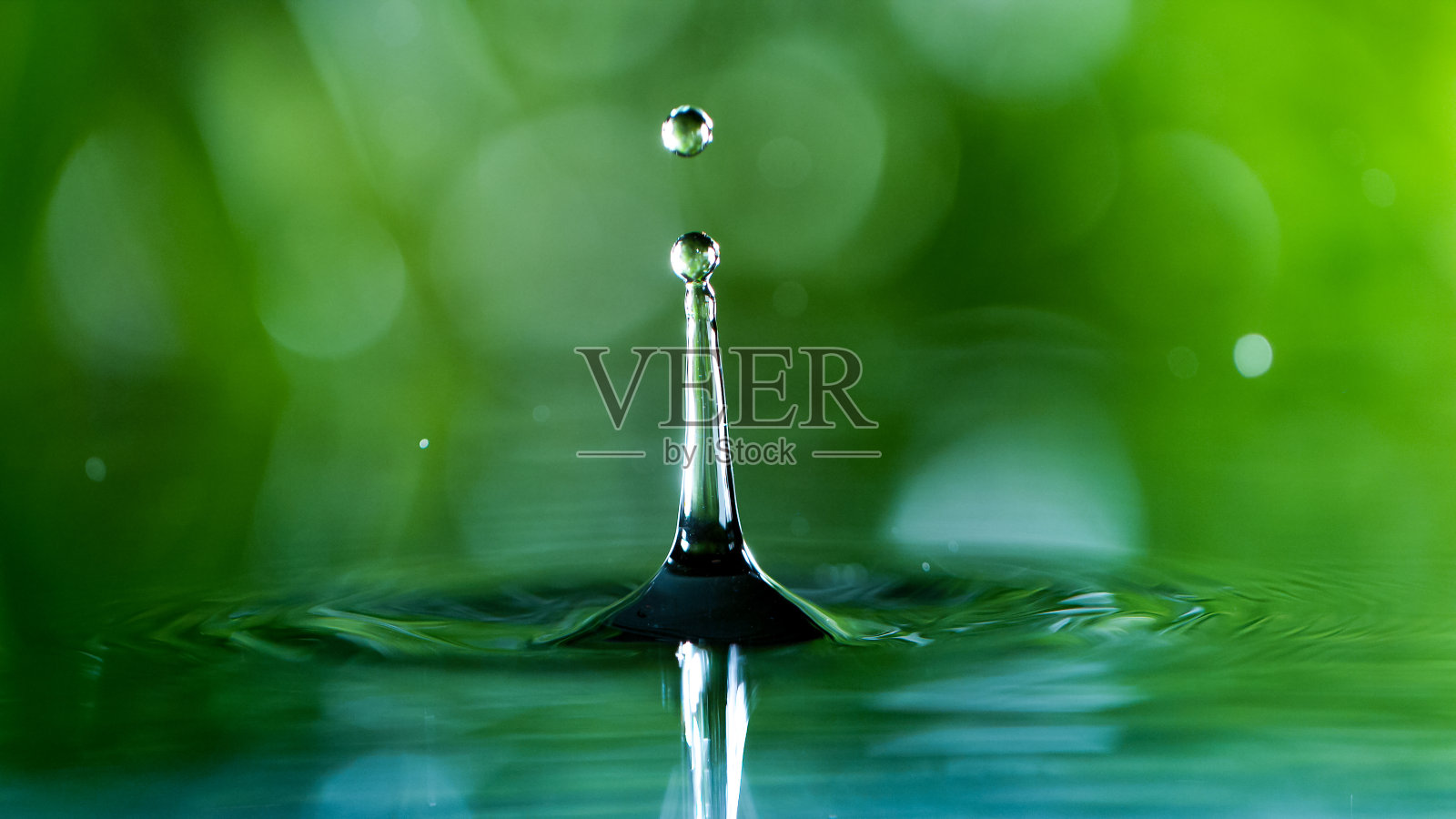 微距拍摄水滴越过水面，放松与水波纹水滴的概念照片摄影图片