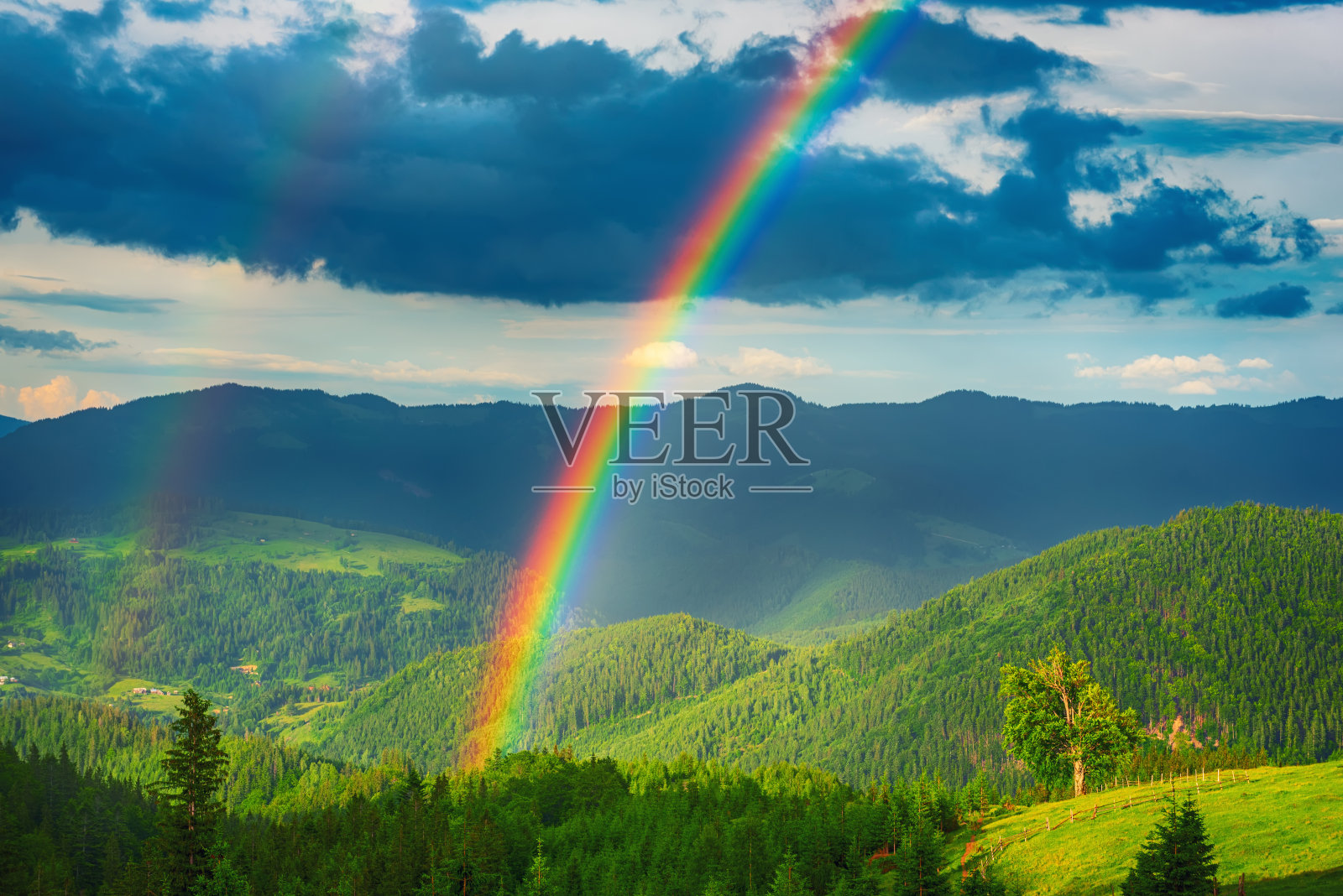 高山和彩虹照片摄影图片
