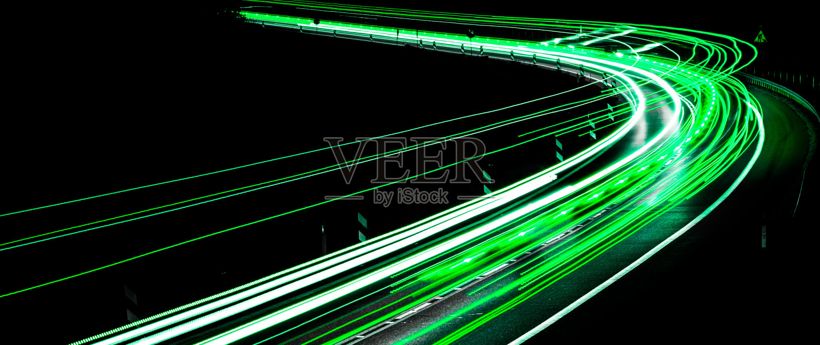 绿色汽车灯在晚上。长时间曝光照片摄影图片