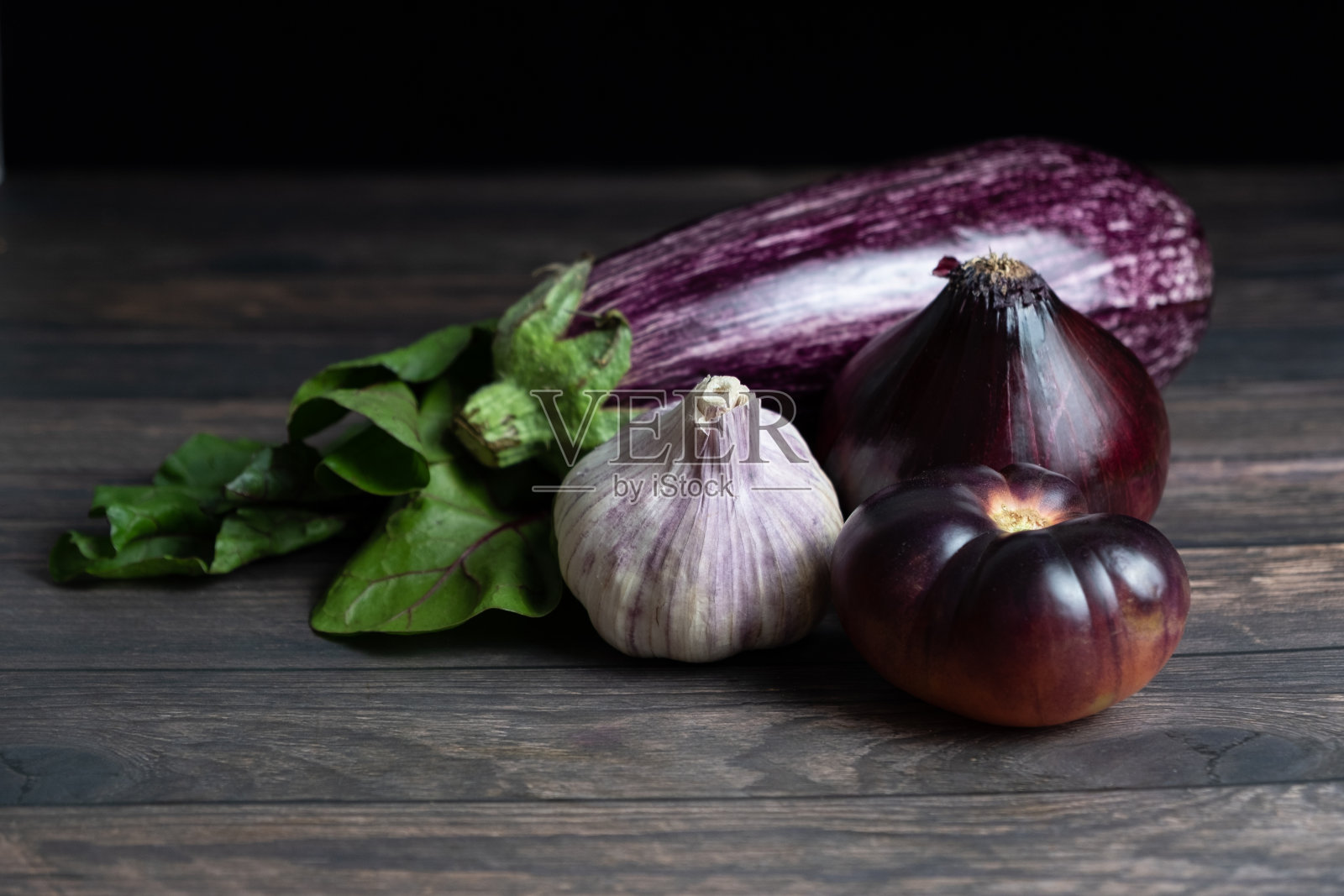 蔬菜成分:红洋葱，大蒜，茄子和紫番茄照片摄影图片