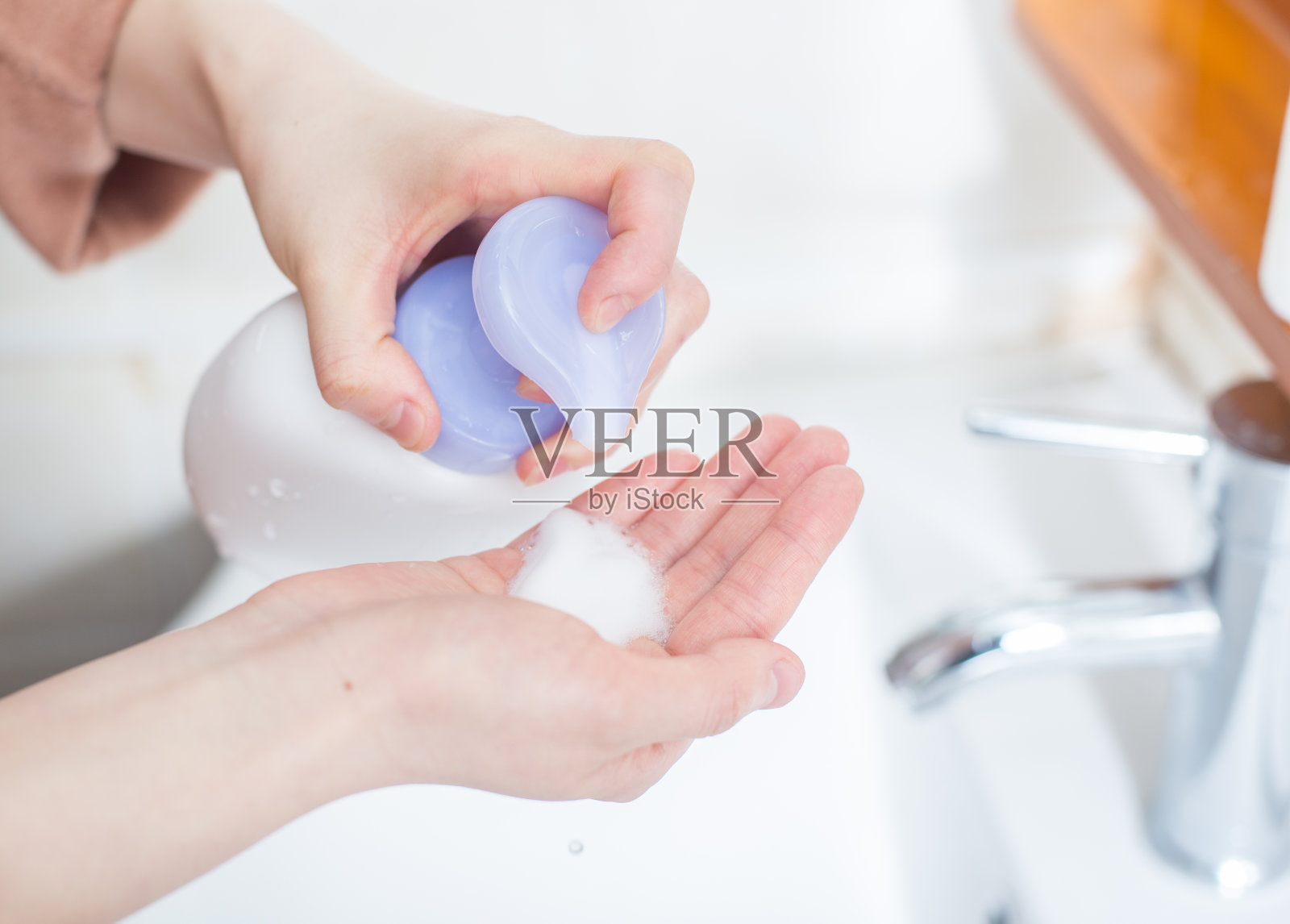 用泡沫消毒液洗手的标准动作照片摄影图片