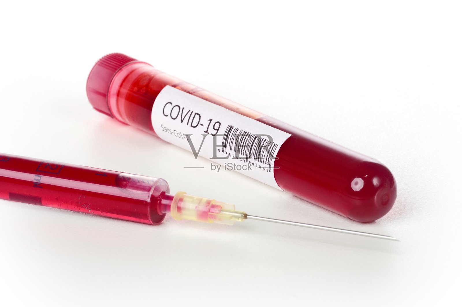 注射器与红色医用注射疫苗。孤立在白色背景上。COVID - 19新型冠状病毒疫情概念。照片摄影图片