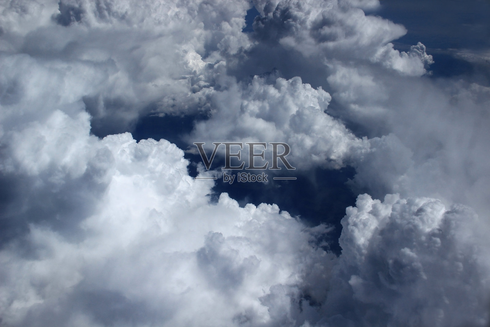 从飞机窗口俯瞰云层照片摄影图片