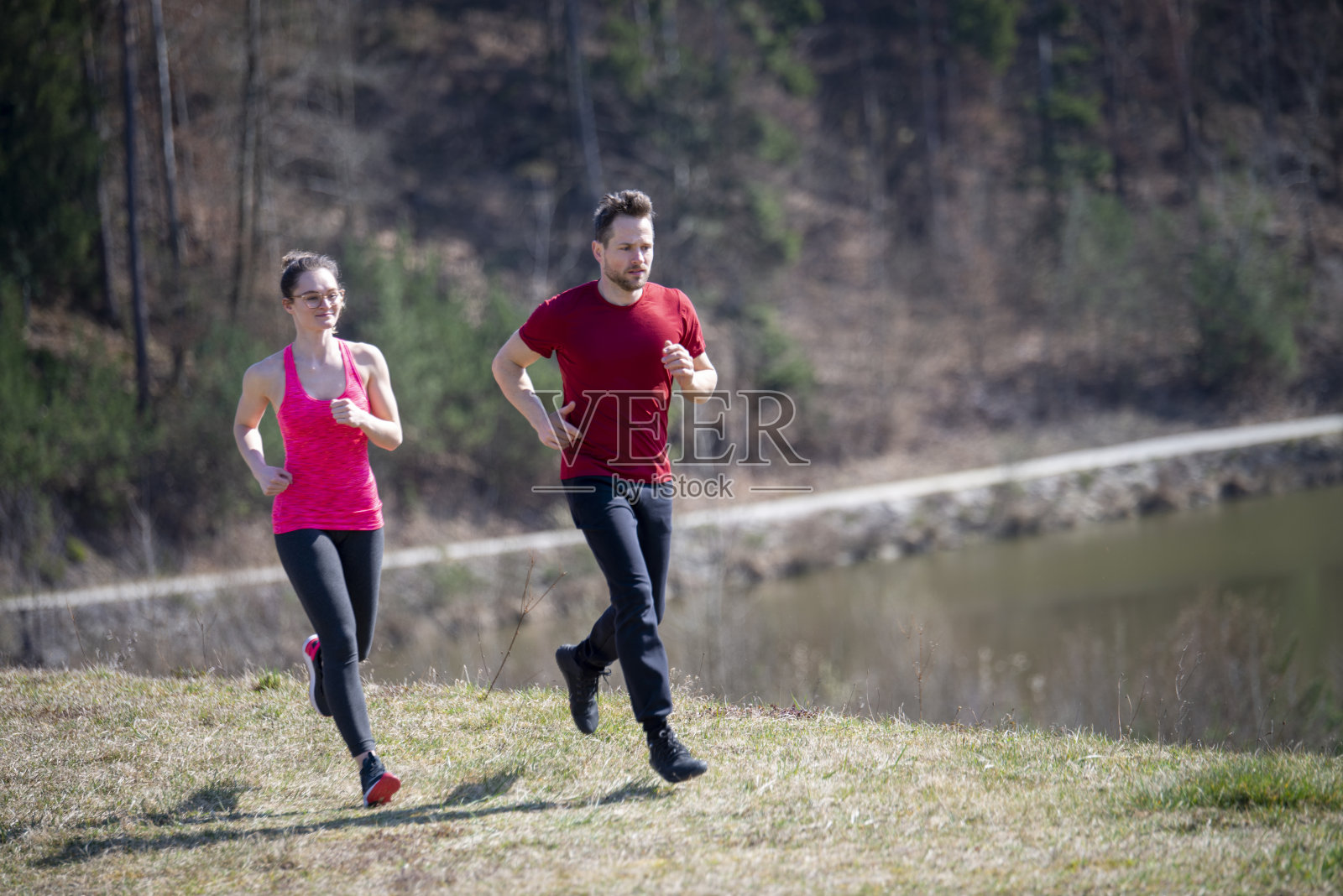 一对年轻夫妇在一个阳光明媚的日子里跑步照片摄影图片