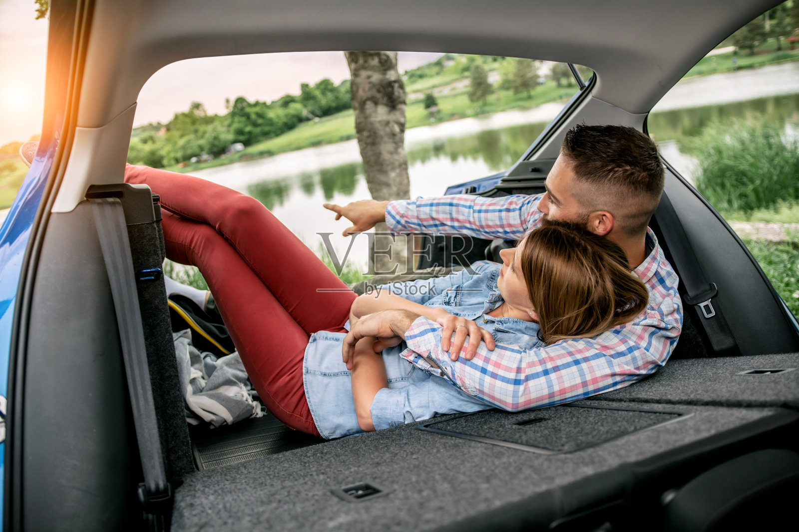 一对夫妇坐在汽车后备箱里照片摄影图片
