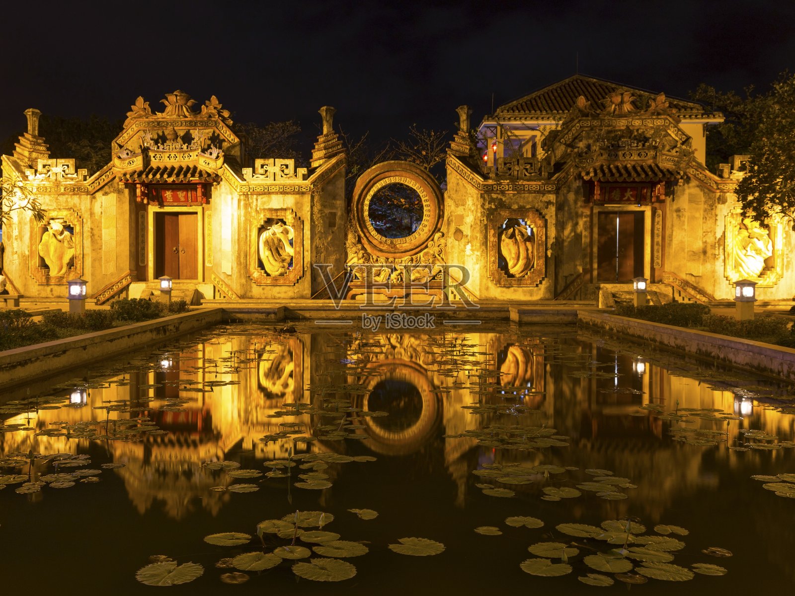 越南会安古塔墙夜景照片摄影图片