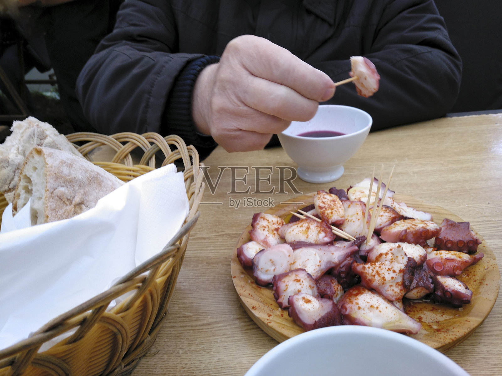 西班牙加利西亚的传统美食章鱼“pulpo a feira”。照片摄影图片