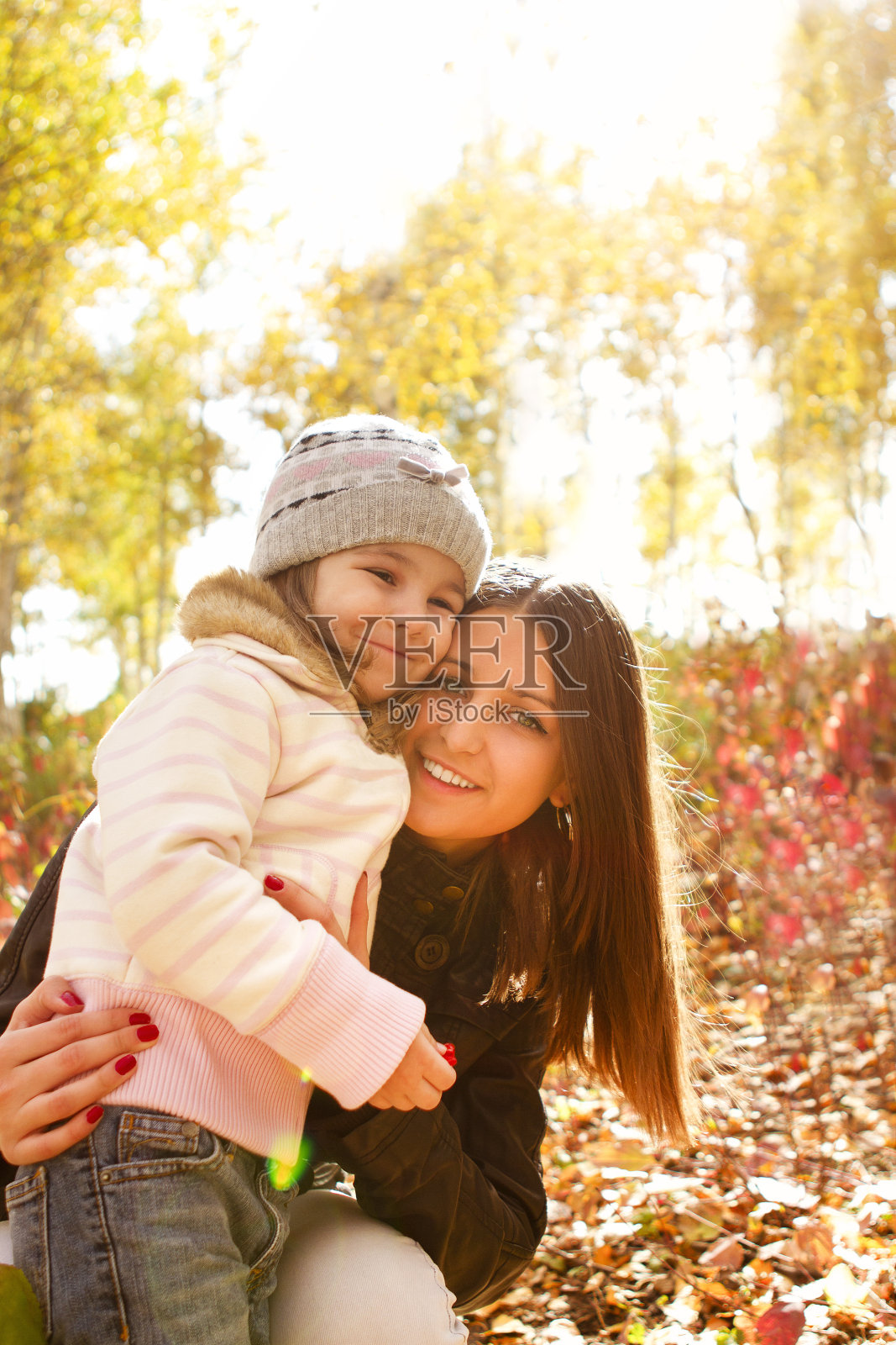 快乐的姐妹在秋天的公园里照片摄影图片