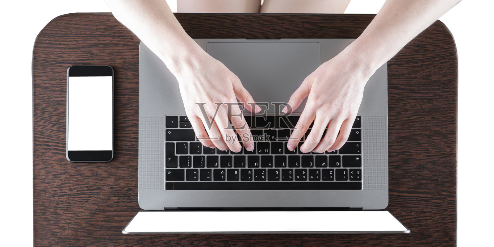 最热门的女性自由职业者键盘在笔记本电脑上工作在家里孤立的白色背景照片摄影图片
