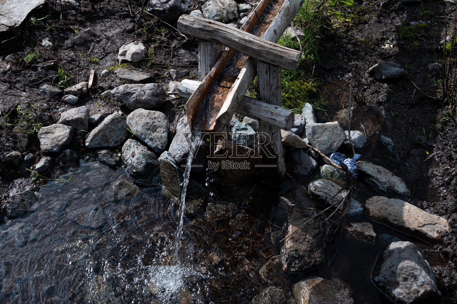 木渡槽从溪边引水，通过木槽灌溉和输水，在炎热的日子里解渴照片摄影图片