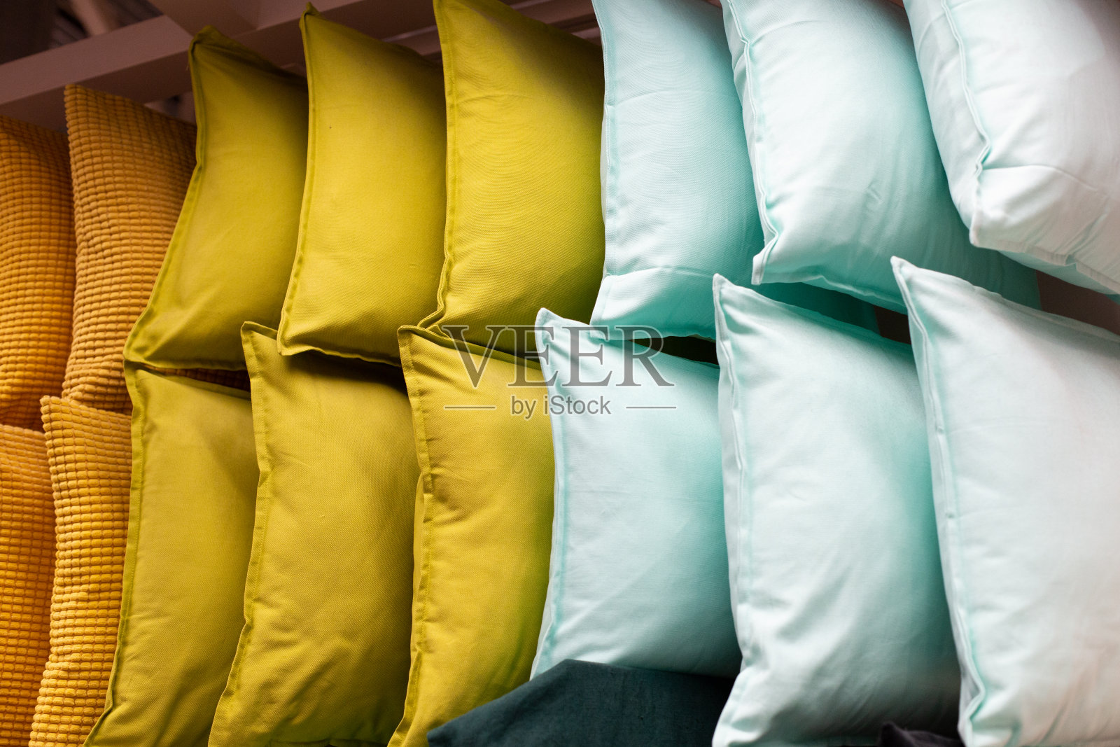 超市里的一套彩色枕头。照片摄影图片