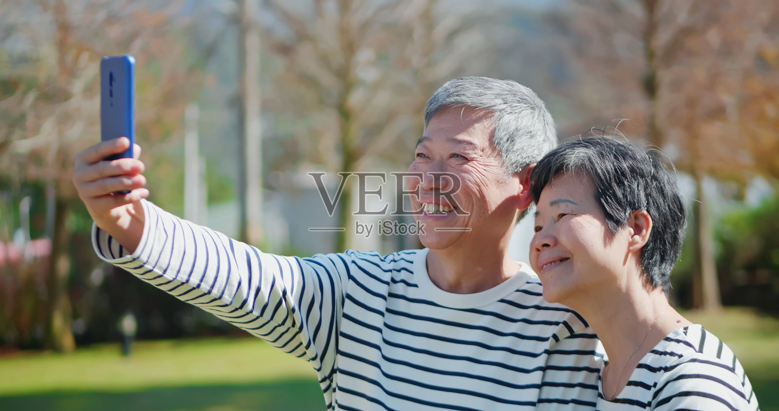 亚洲老年夫妇使用智能手机照片摄影图片