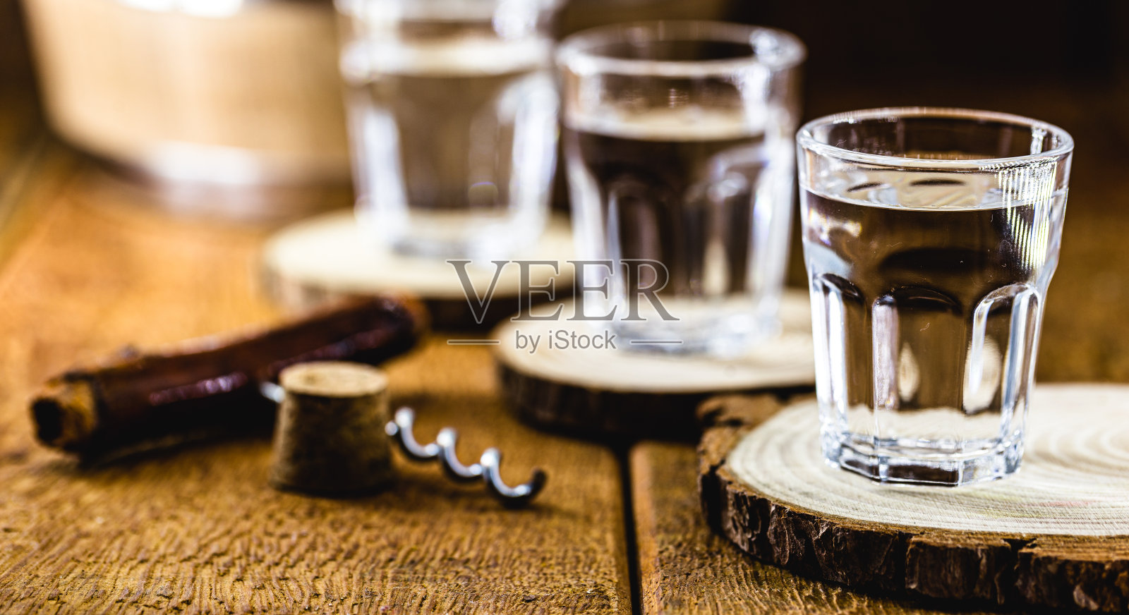高质量的蒸馏酒精。巴西银cachaça，称为pinga，伏特加，白朗姆酒，利口酒，纯饮料，Poitín，清酒，苦艾酒，白兰地或苦艾酒。照片摄影图片