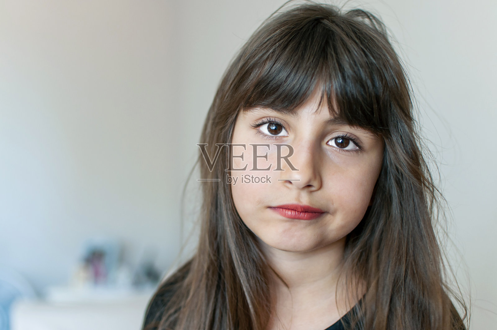 土耳其可爱的小女孩摆出悲伤的姿势照片摄影图片