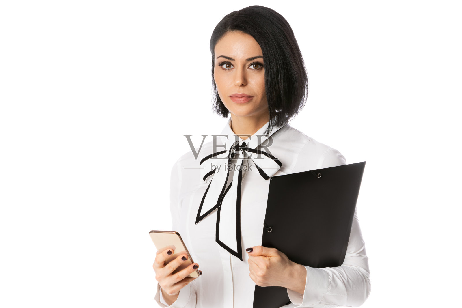 商务女性拿着电话和黑色文件夹与文件在手，孤立在白色。领导和成功的概念照片摄影图片