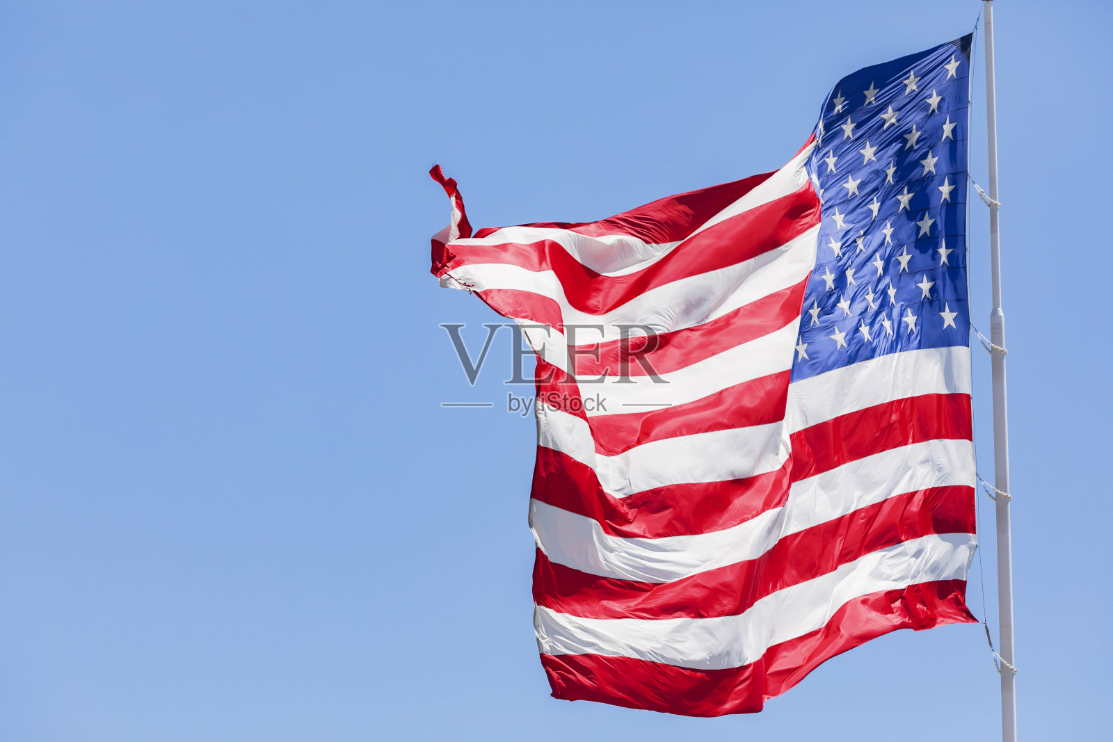 在风中飘扬的美国国旗照片摄影图片